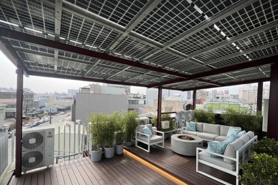 Modern building fitted with integrated leak-proof solar rooftop design